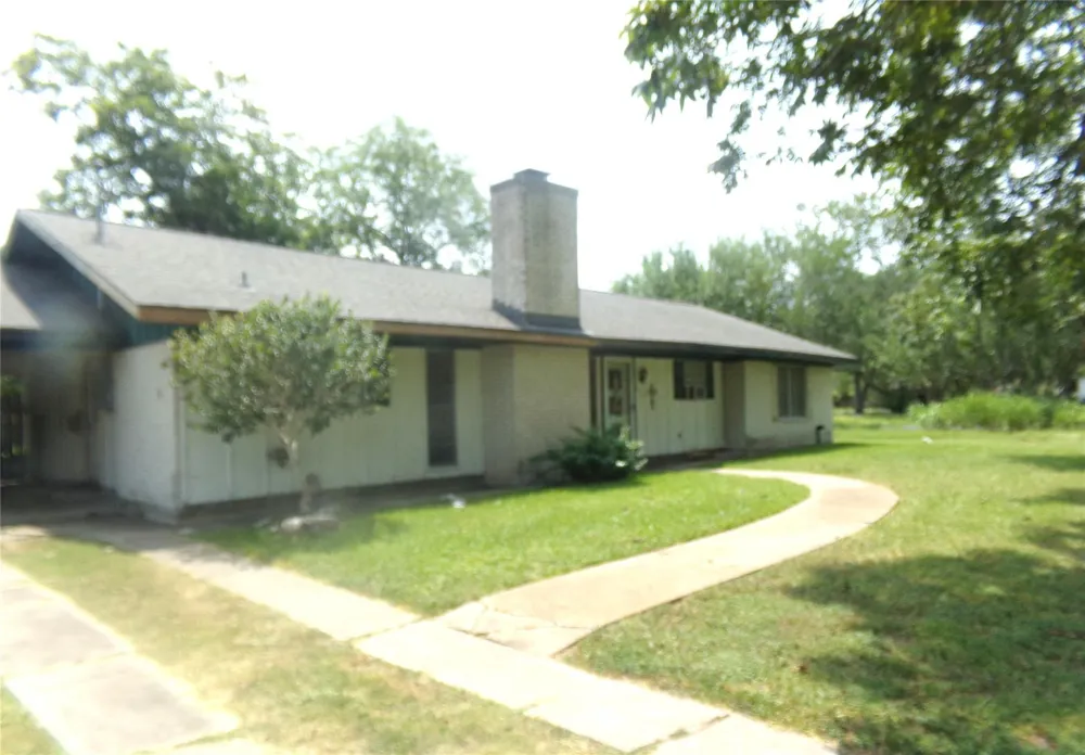 402 Summit Street Weimar, TX 78962
