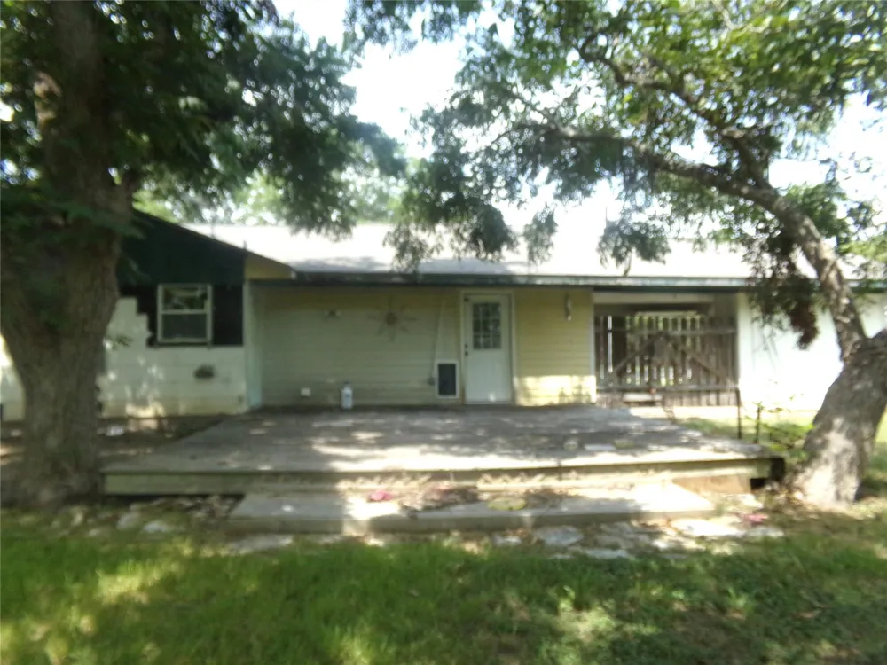 402 Summit Street Weimar, TX 78962