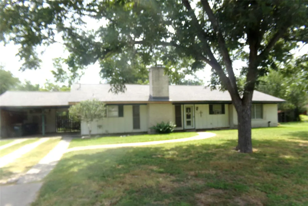 402 Summit Street Weimar, TX 78962