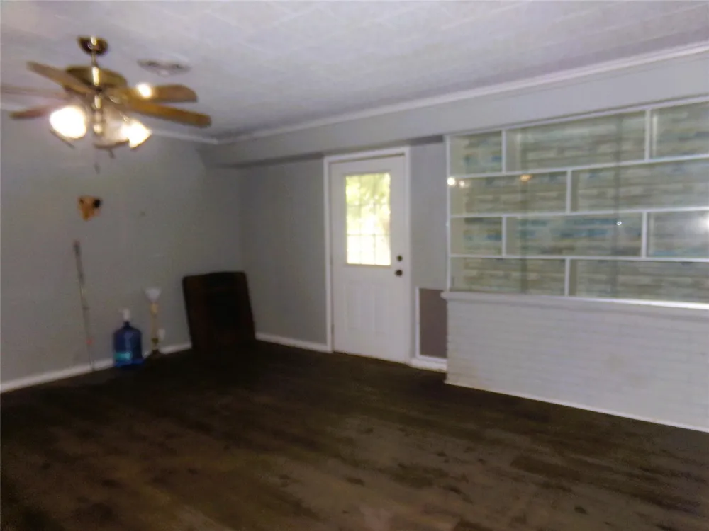 402 Summit Street Weimar, TX 78962