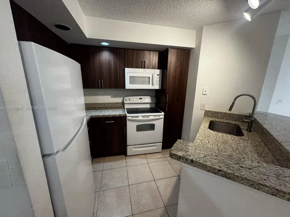 3370 Pinewalk Dr N #1213 Margate, FL 33063