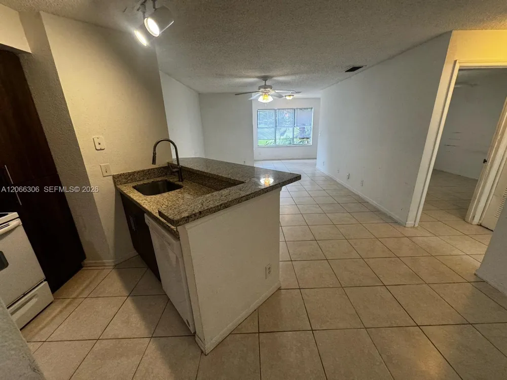 3370 Pinewalk Dr N #1213 Margate, FL 33063