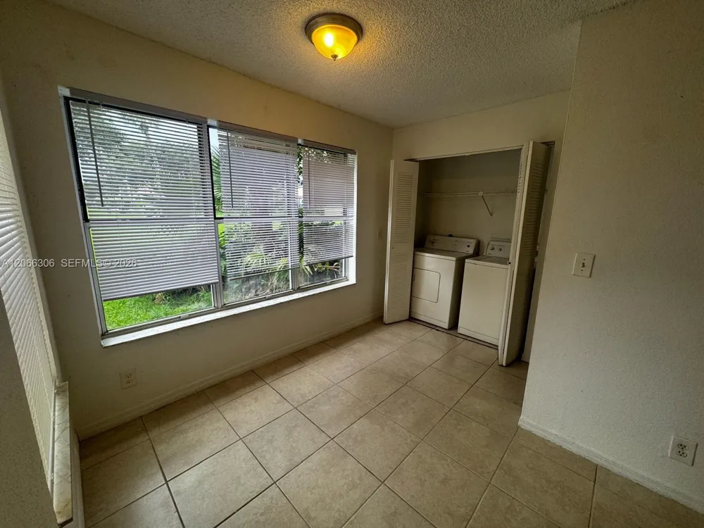 3370 Pinewalk Dr N #1213 Margate, FL 33063