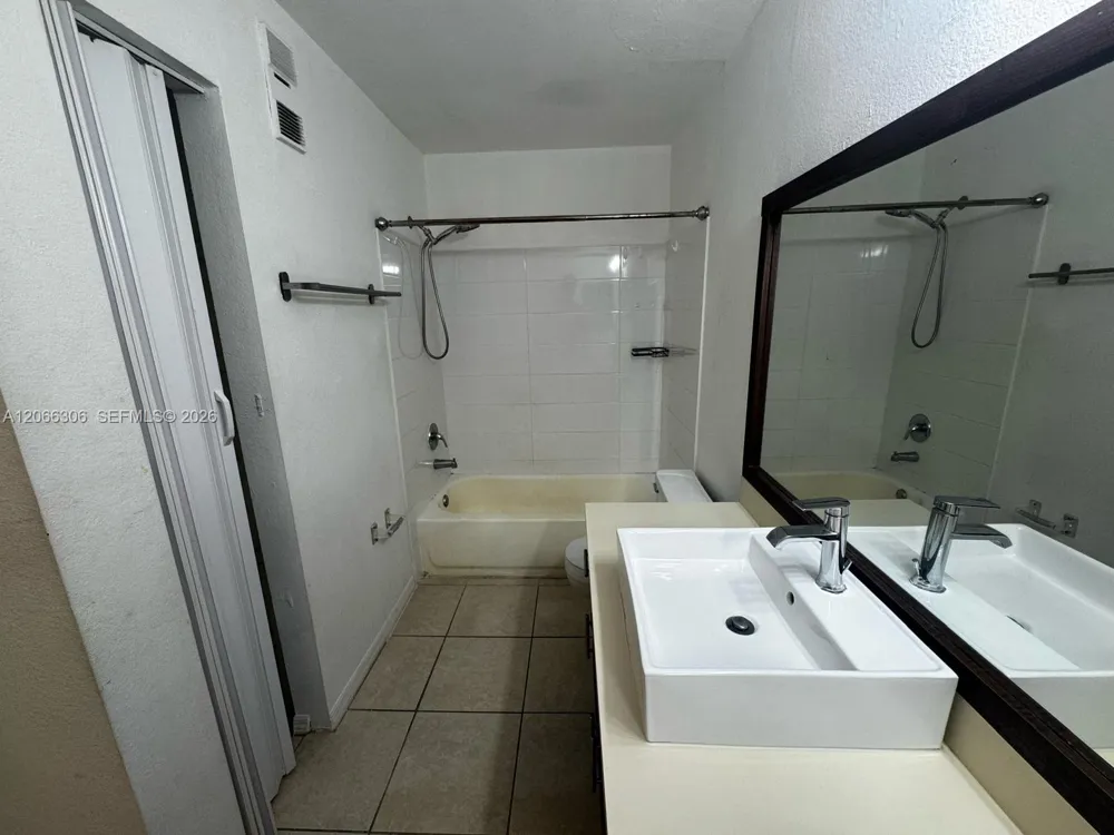 3370 Pinewalk Dr N #1213 Margate, FL 33063