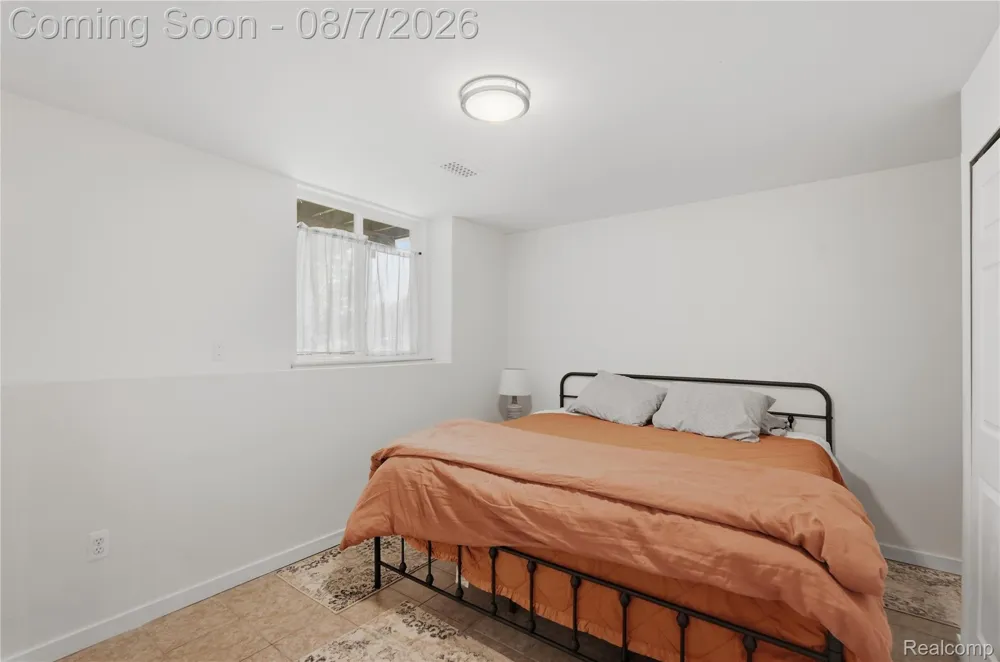 505 E Peninsula Court Oxford Charter Township, MI 48371