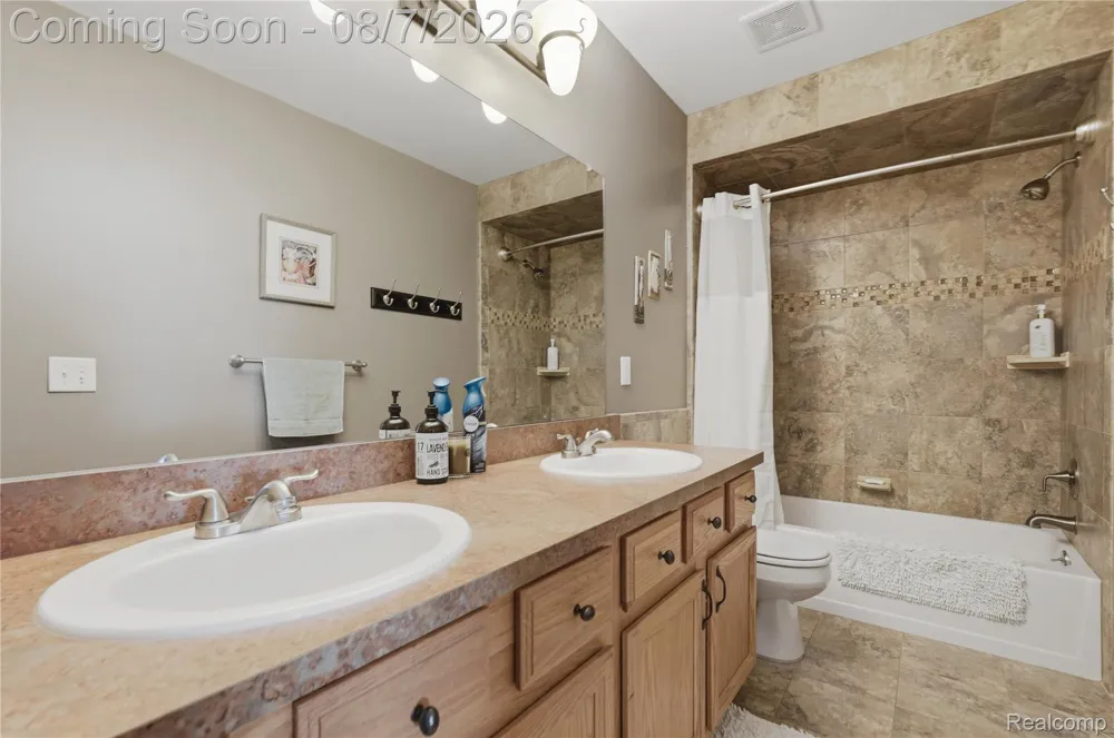 505 E Peninsula Court Oxford Charter Township, MI 48371