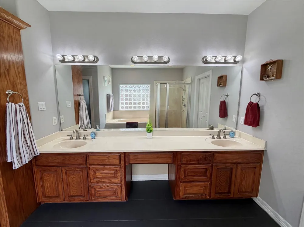 1113 Enchanted Oaks Drive Angleton, TX 77515