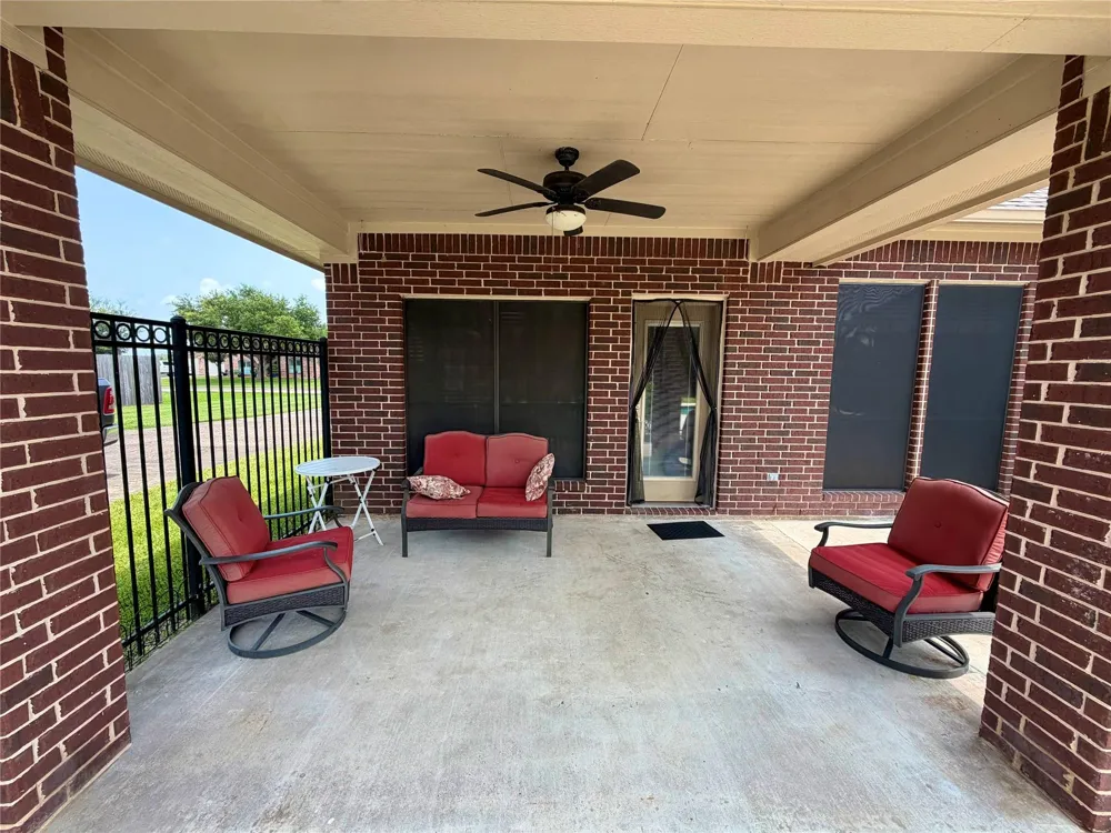 1113 Enchanted Oaks Drive Angleton, TX 77515