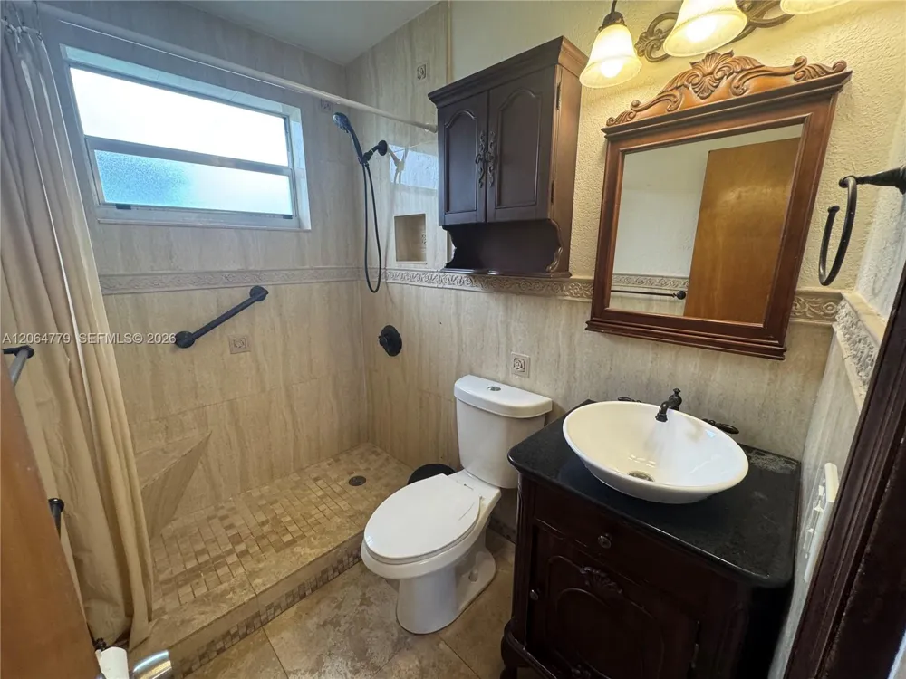 648 E 40th ST Hialeah, FL 33013