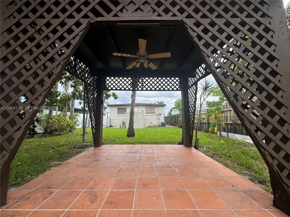 648 E 40th ST Hialeah, FL 33013
