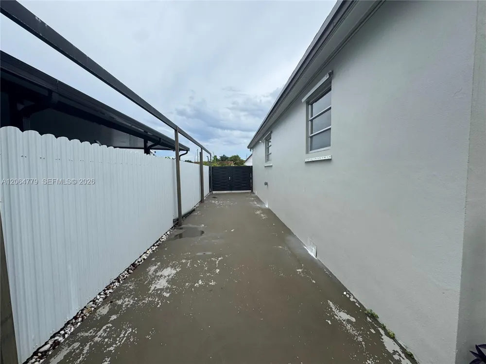 648 E 40th ST Hialeah, FL 33013
