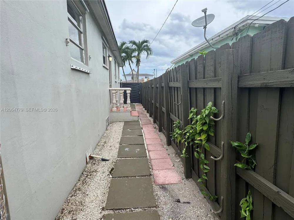 648 E 40th ST Hialeah, FL 33013