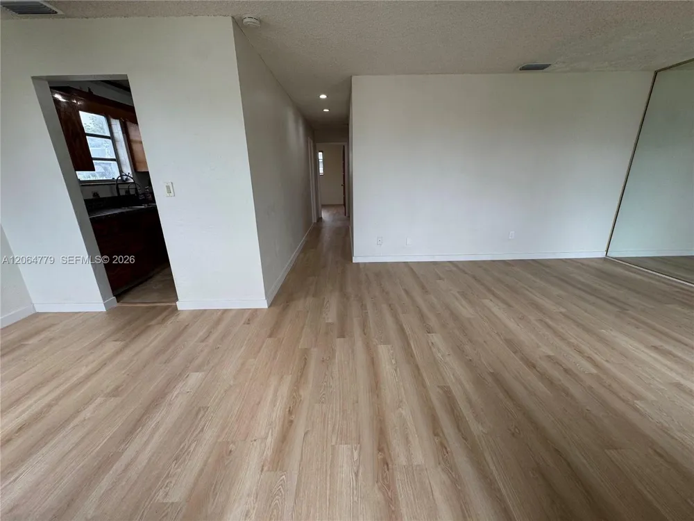 648 E 40th ST Hialeah, FL 33013