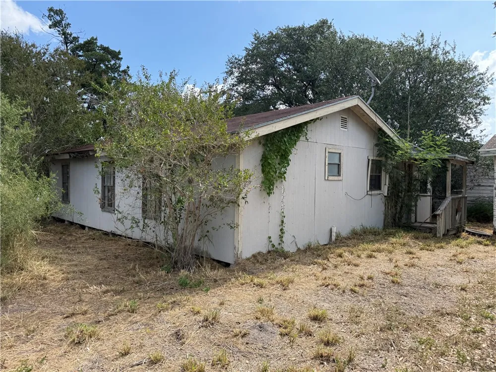 814 W 3rd Street Bishop, TX 78343