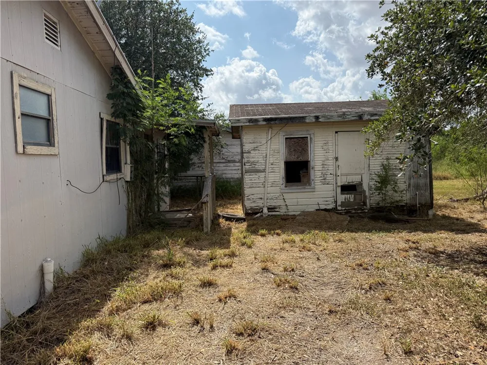 814 W 3rd Street Bishop, TX 78343
