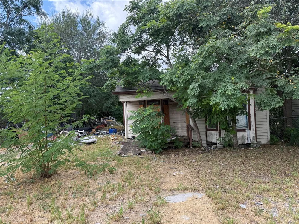614 Lopez Street Robstown, TX 78380