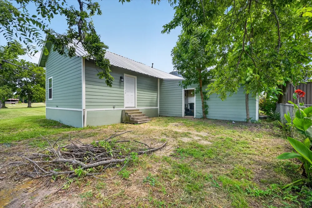 601 Tx-56 Windom, TX 75492