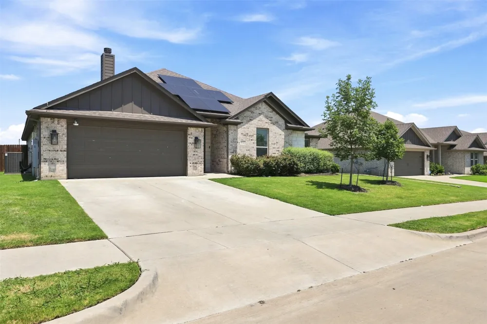 632 Steerman Court Saginaw, TX 76179