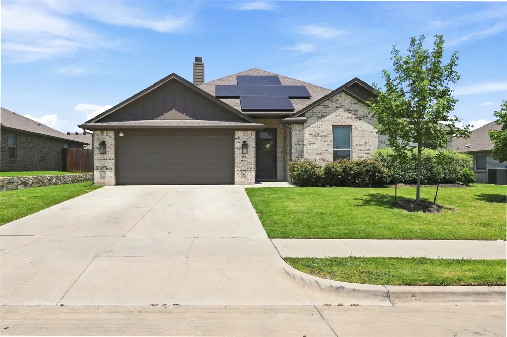 632 Steerman Court Saginaw, TX 76179