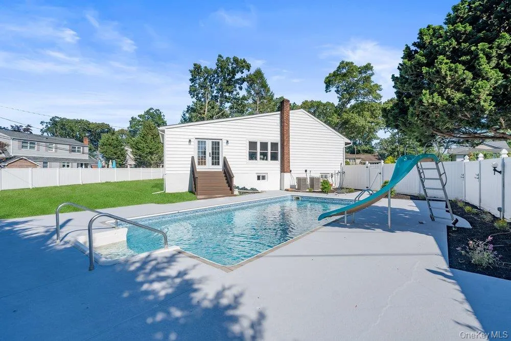 31 Seton Court Old Bethpage, NY 11804