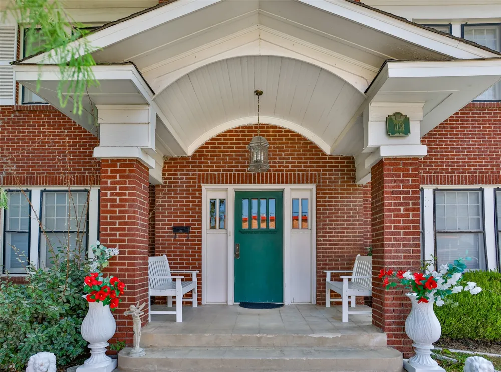 1118 S Lindsay Street Gainesville, TX 76240