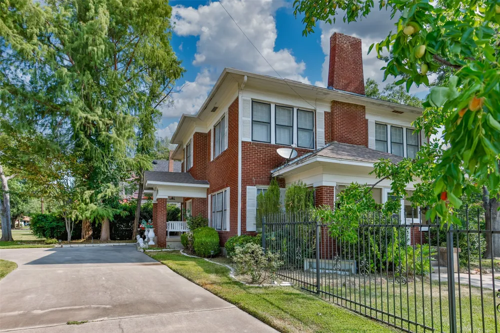 1118 S Lindsay Street Gainesville, TX 76240