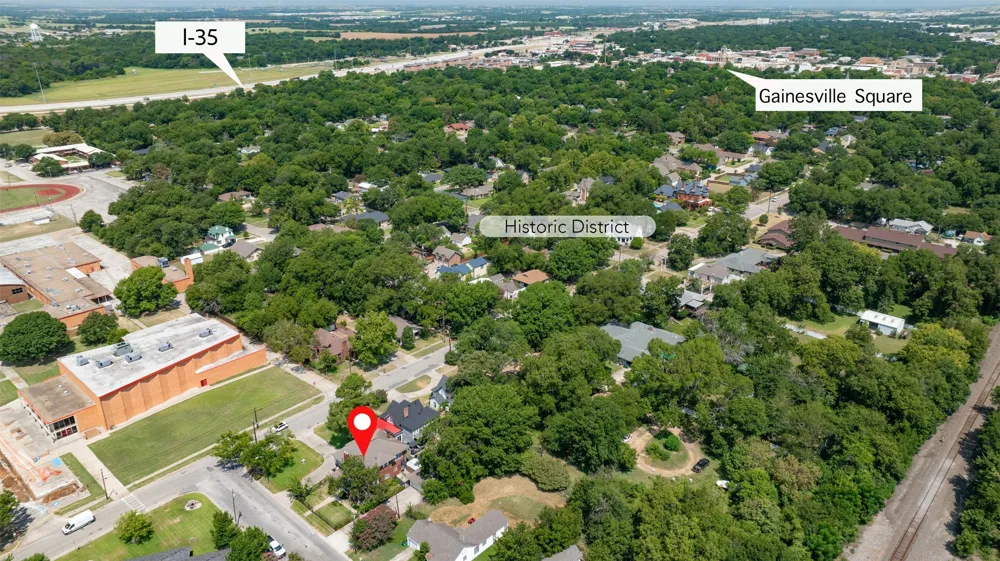 1118 S Lindsay Street Gainesville, TX 76240