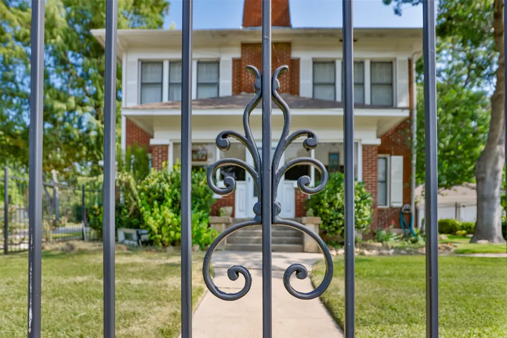 1118 S Lindsay Street Gainesville, TX 76240