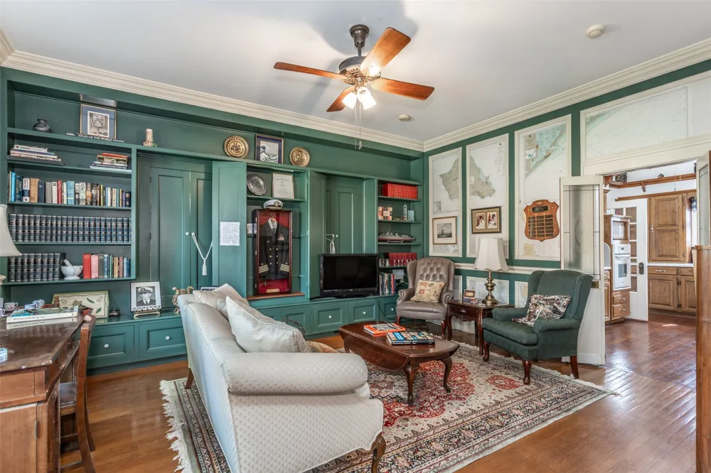 1118 S Lindsay Street Gainesville, TX 76240