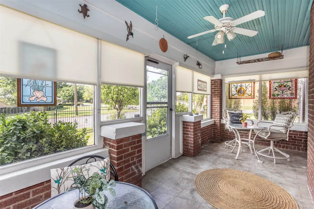 1118 S Lindsay Street Gainesville, TX 76240