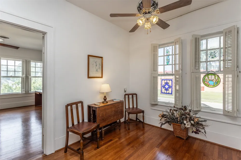 1118 S Lindsay Street Gainesville, TX 76240