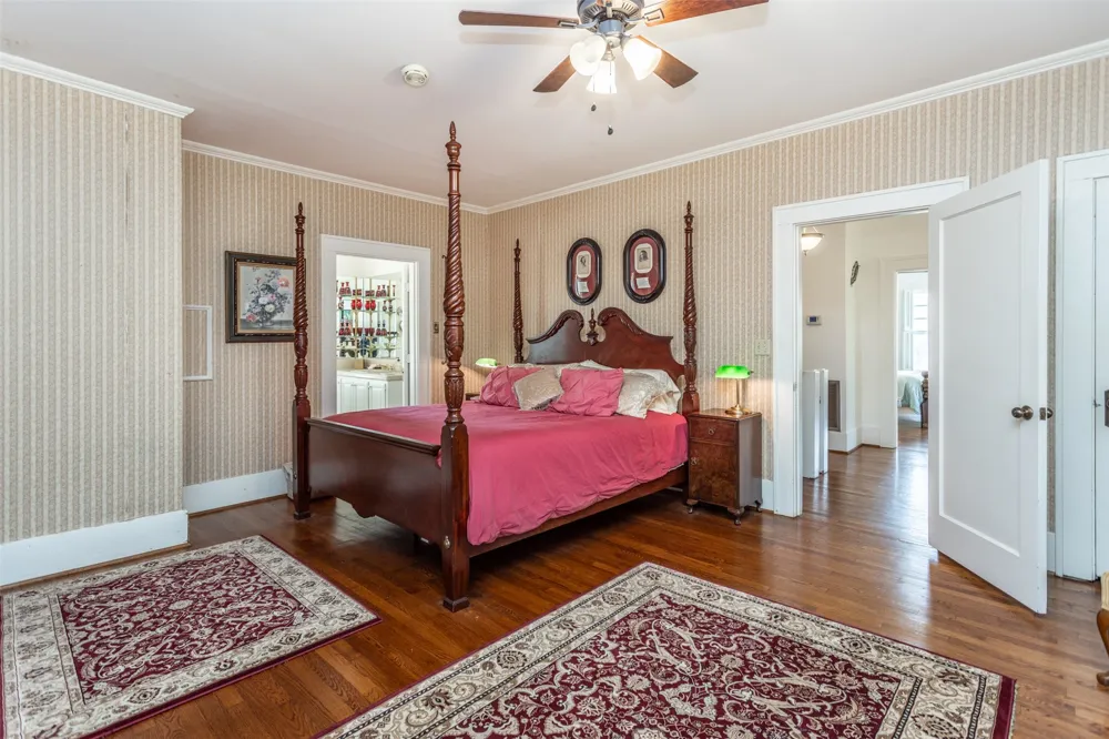 1118 S Lindsay Street Gainesville, TX 76240