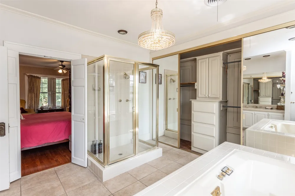 1118 S Lindsay Street Gainesville, TX 76240