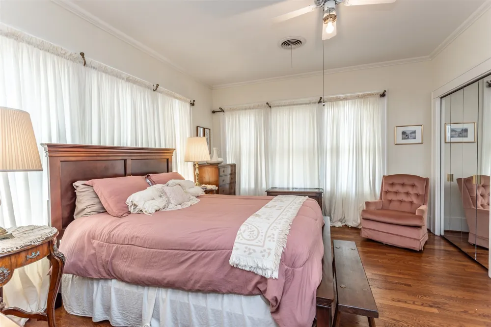 1118 S Lindsay Street Gainesville, TX 76240