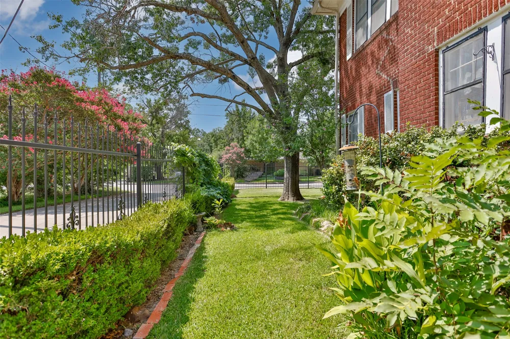 1118 S Lindsay Street Gainesville, TX 76240