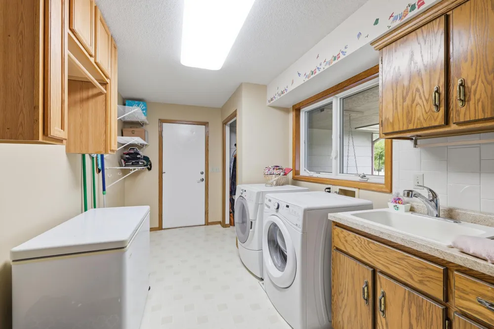 2217 Gentry Avenue Oakdale, MN 55128
