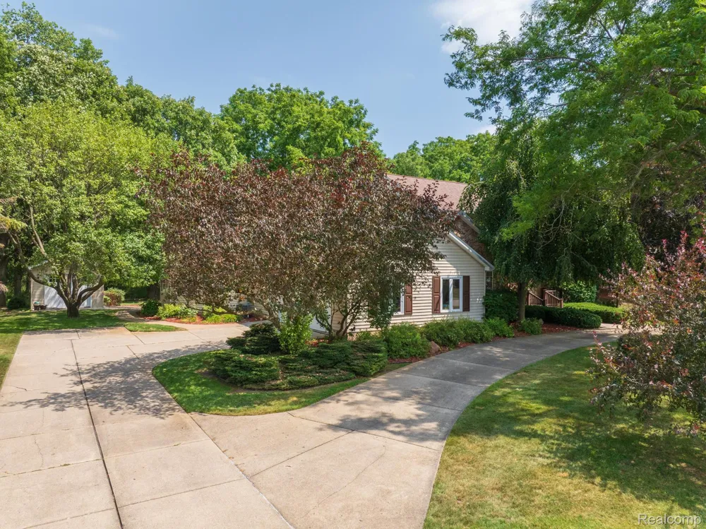 9705 Burning Tree Drive Grand Blanc Charter Township, MI 48439