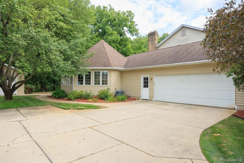 9705 Burning Tree Drive Grand Blanc Charter Township, MI 48439
