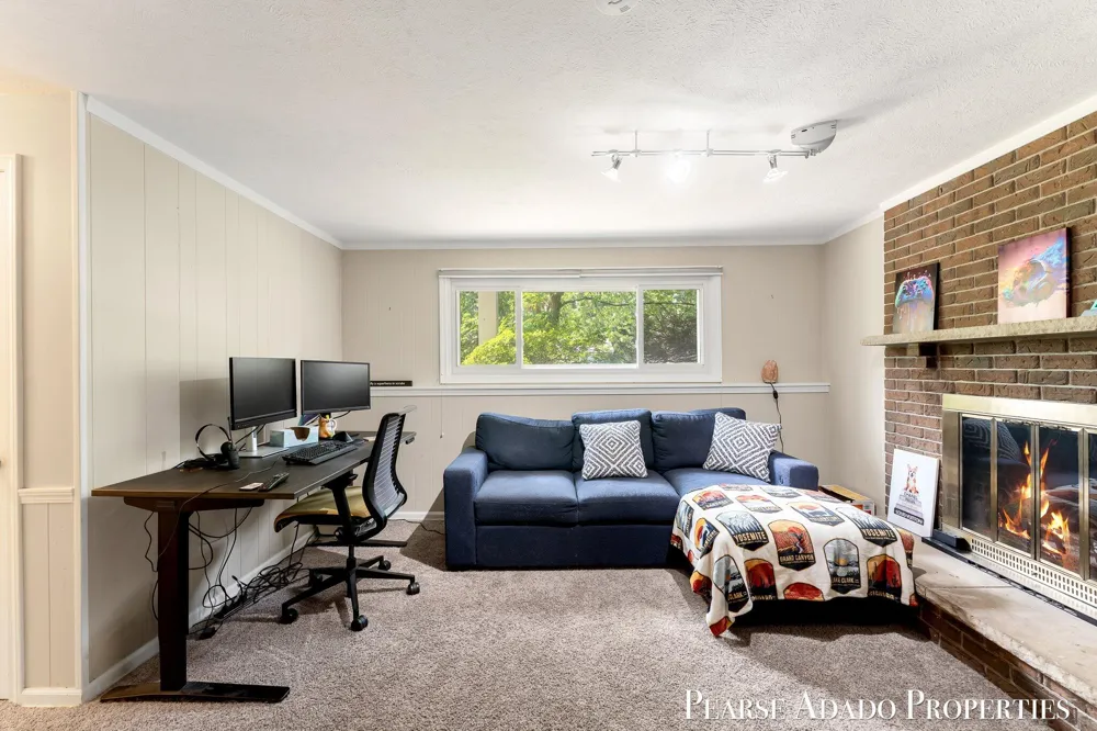 5822 Burgis Avenue SE Kentwood City, MI 49508