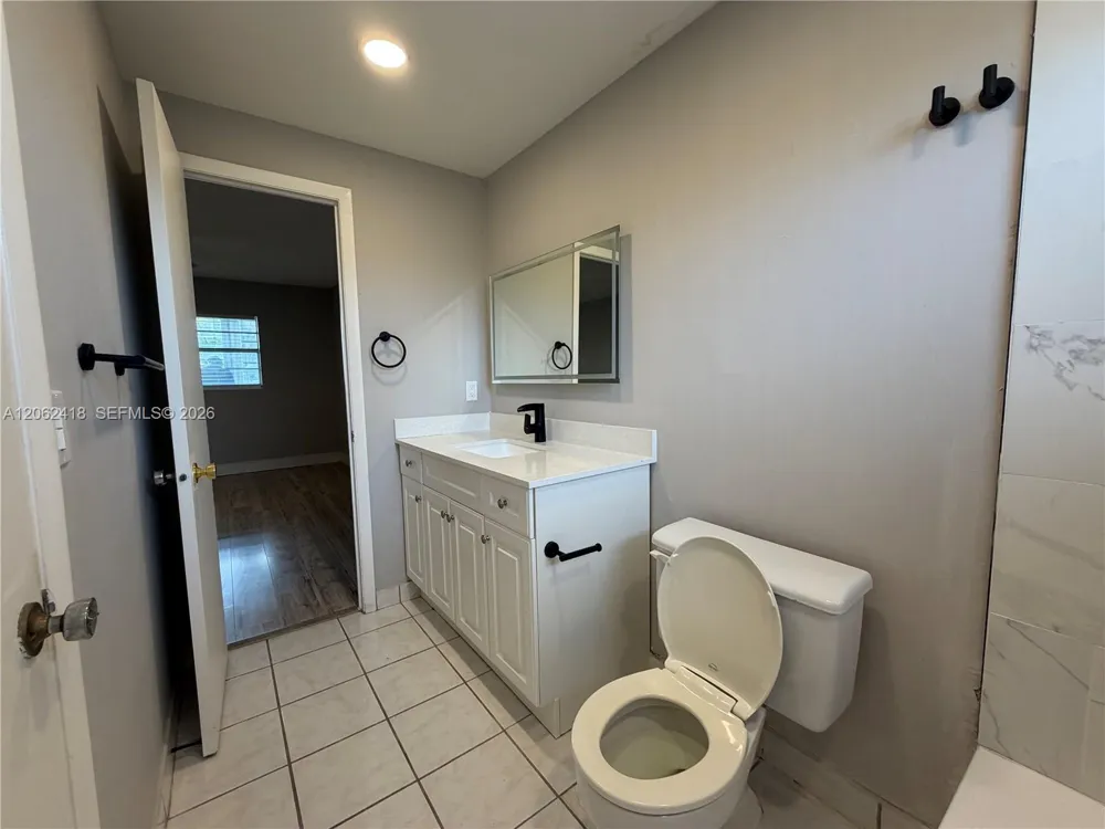 5071 W Oakland Park Blvd #205 Lauderdale Lakes, FL 33313