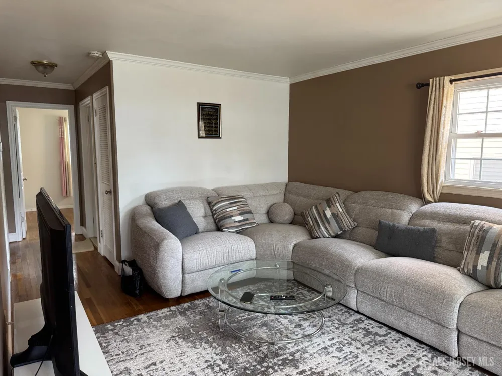 211 E Louis Place E Iselin, NJ 08830