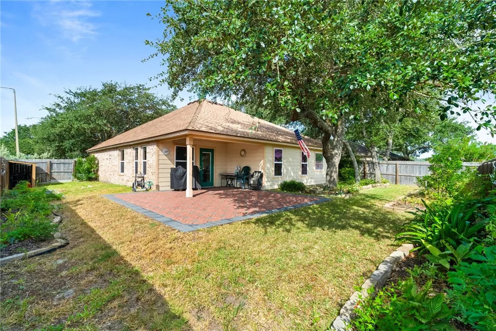 122 Georgian Oaks Rockport, TX 78382