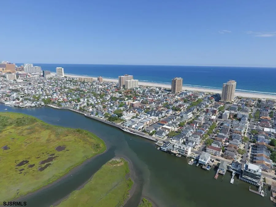 28 N Oakland Ave Ventnor, NJ 08406