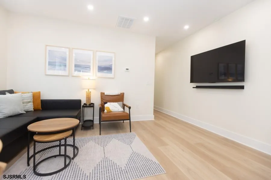 28 N Oakland Ave Ventnor, NJ 08406