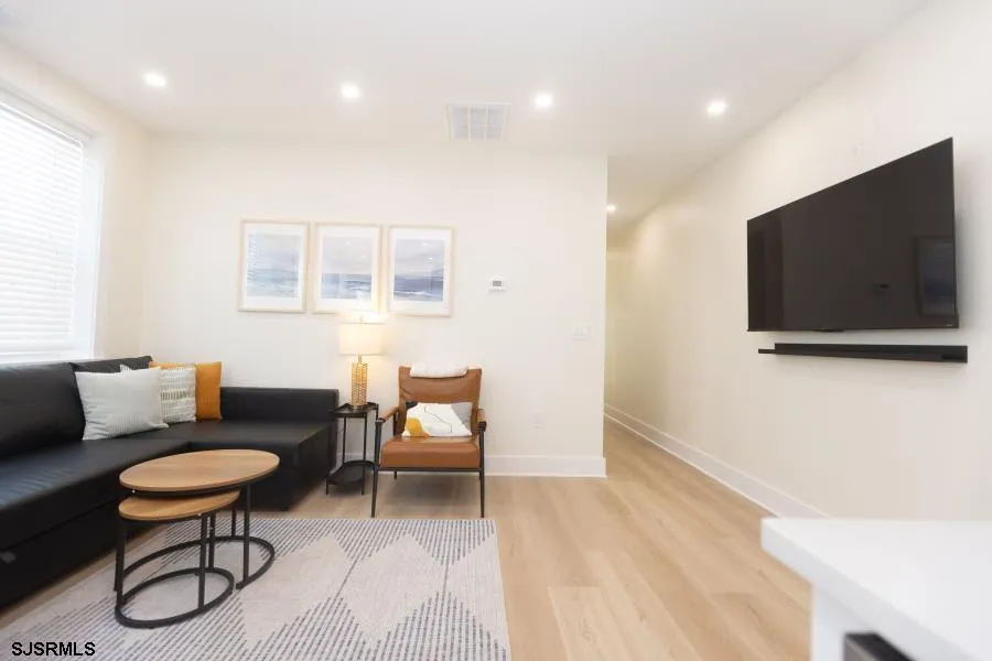 28 N Oakland Ave Ventnor, NJ 08406
