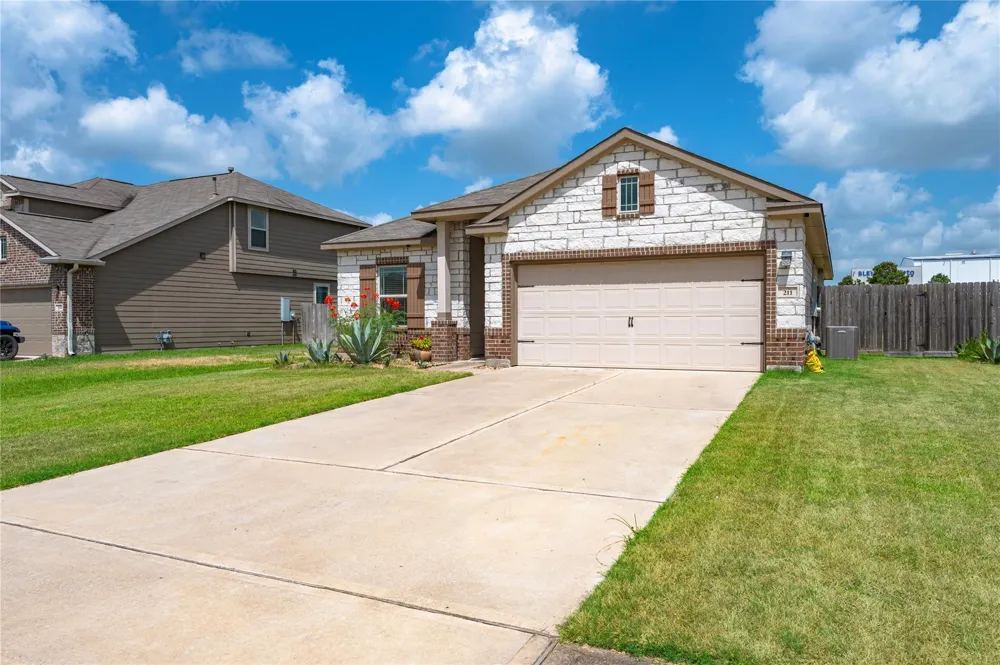 211 White Wing Lane Sealy, TX 77474