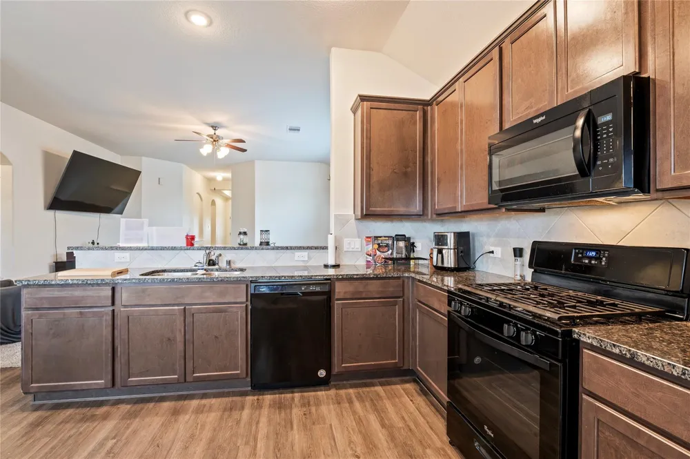 211 White Wing Lane Sealy, TX 77474