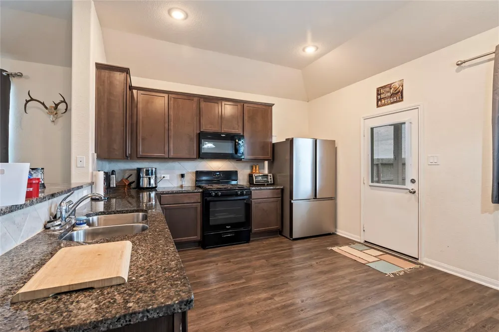 211 White Wing Lane Sealy, TX 77474