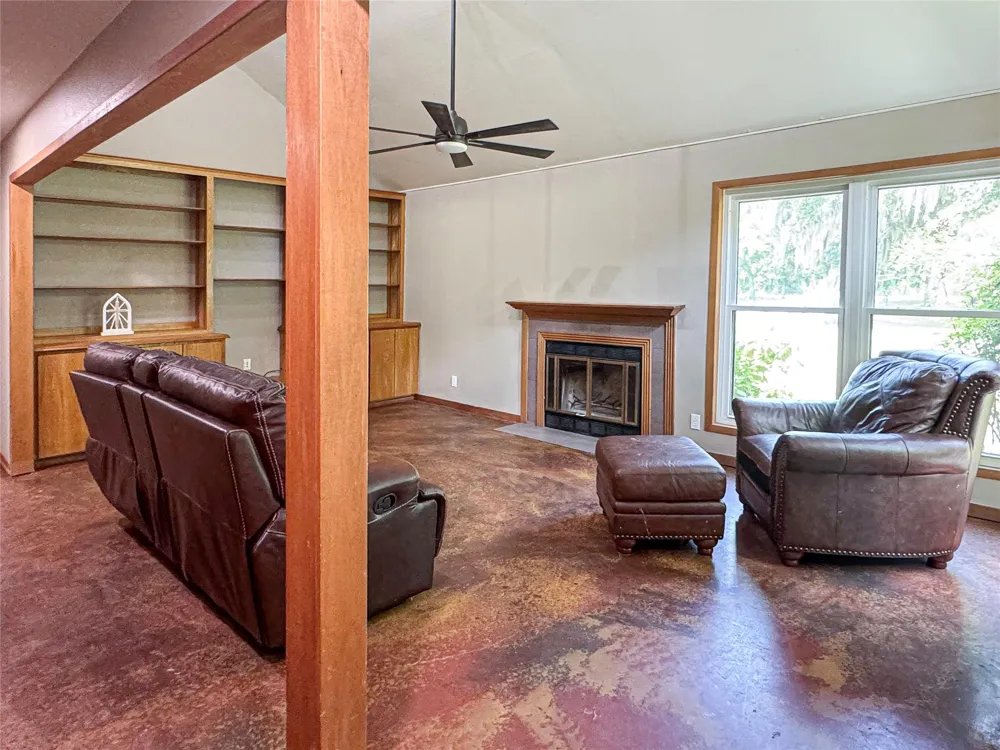 5610 County Road 823 West Columbia, TX 77486