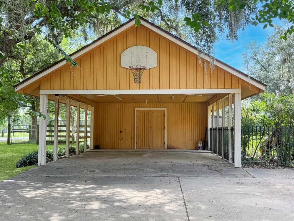 5610 County Road 823 West Columbia, TX 77486